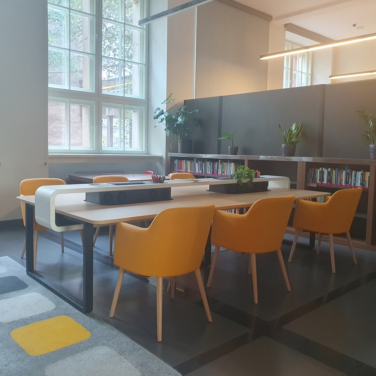 stół do nauki oraz fotele